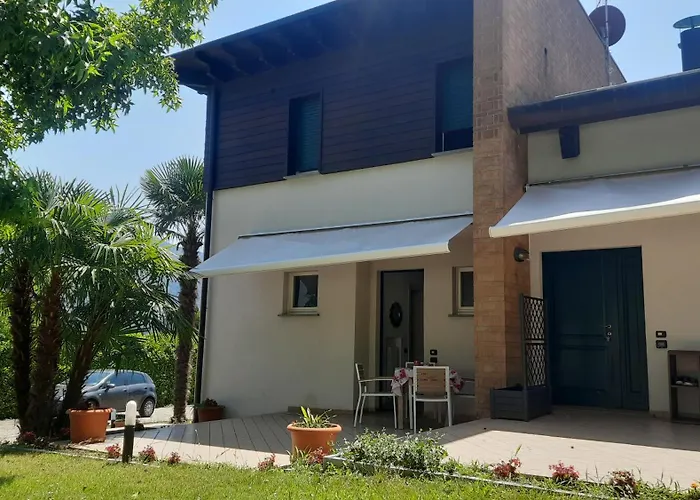 Villa Sara - Lake View, Garden & Private Parking